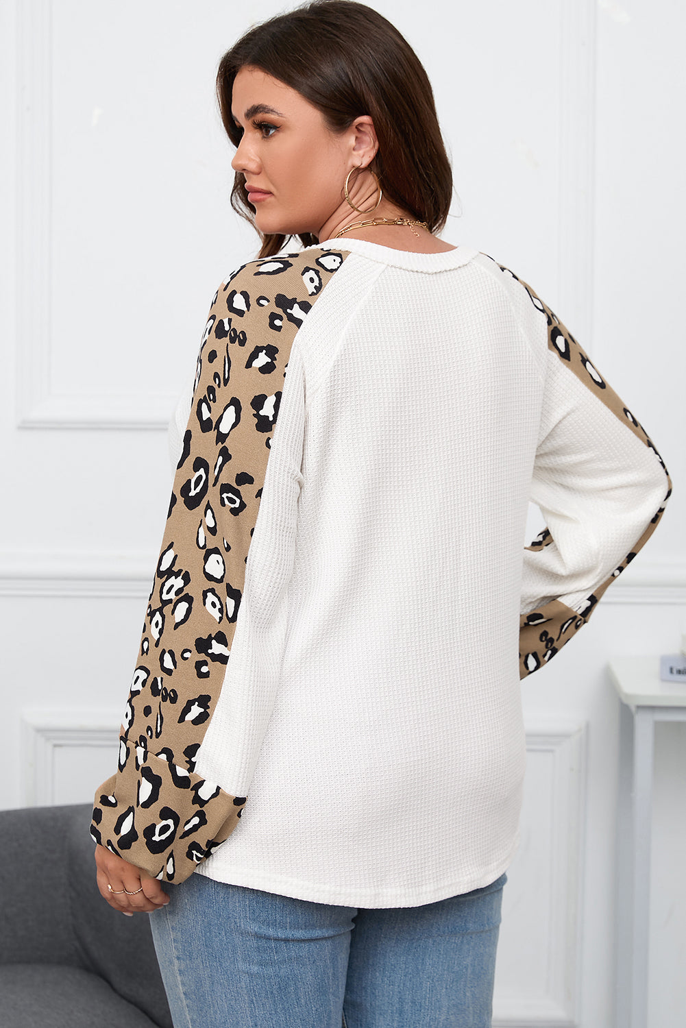 Majica s dugim rukavima u obliku kontrastnog leoparda s uzorkom velike veličine i bež boje