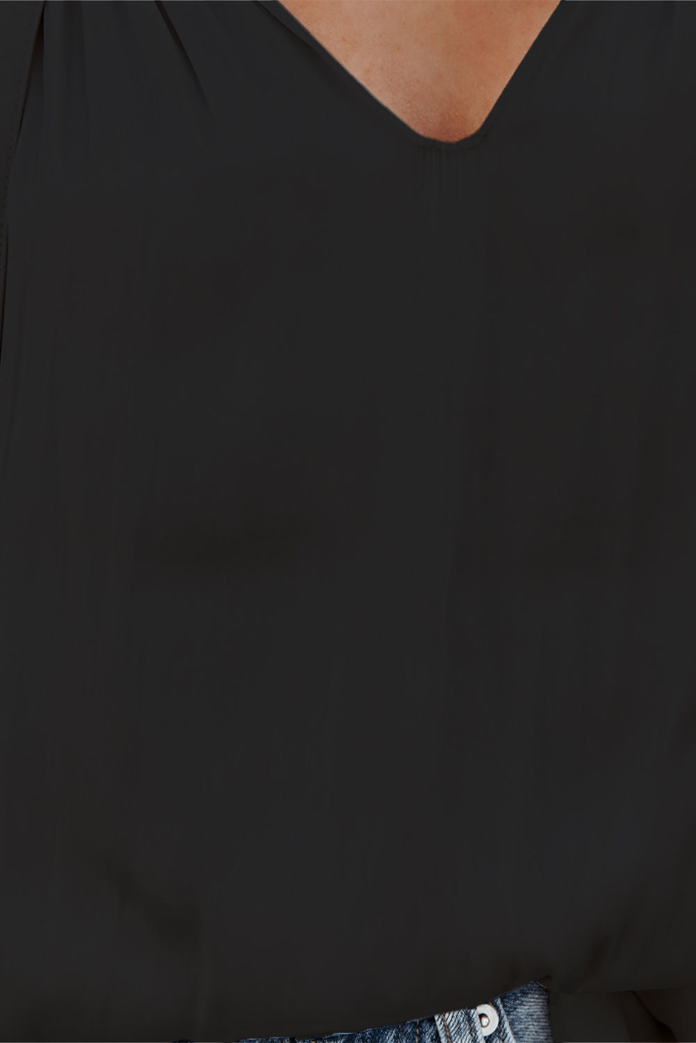 Crna satenska bluza s nabranim puf rukavima s V izrezom i kravatom