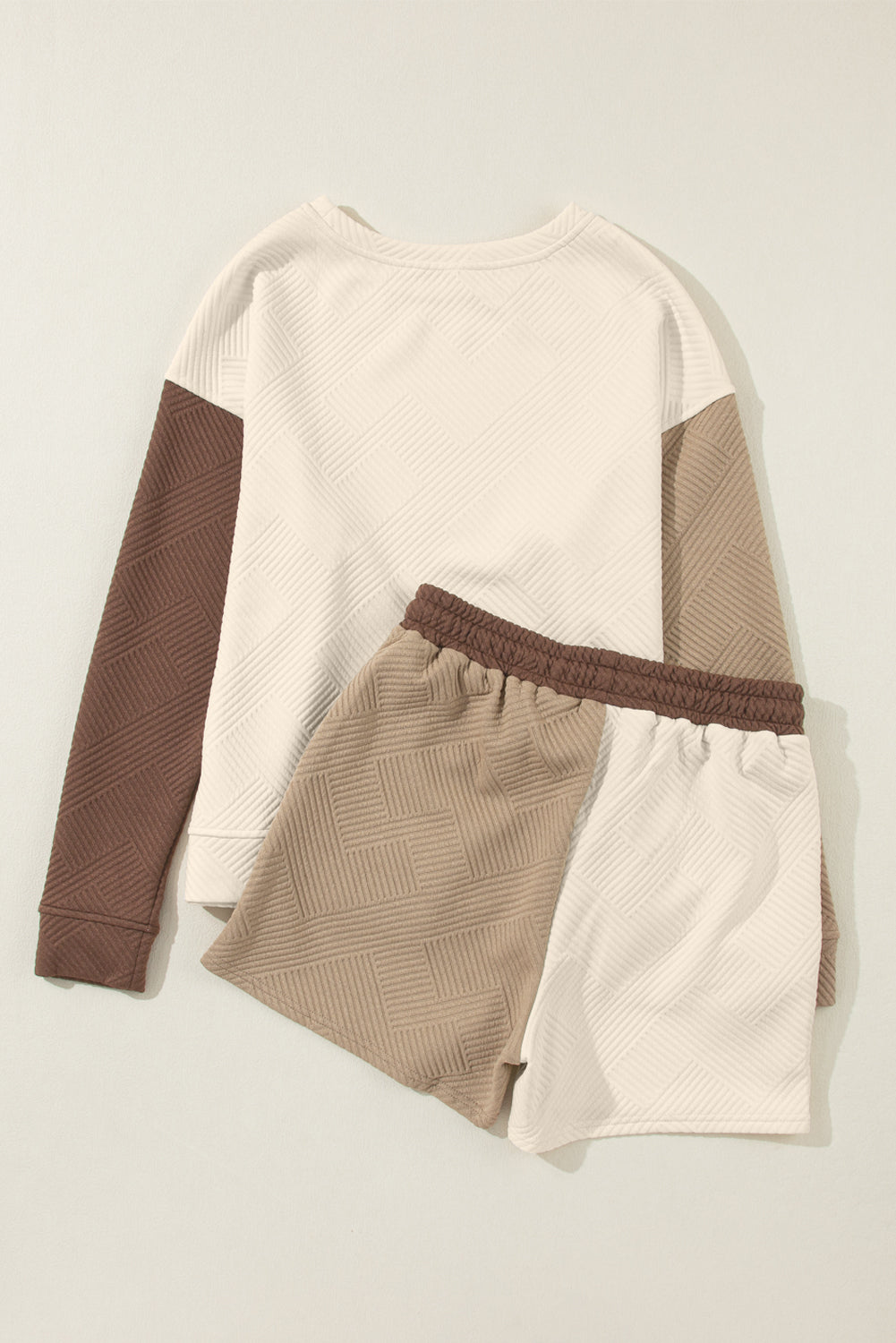 Večbarvni pulover s kontrastnimi rokavi in ​​kratke hlače s kontrastnimi rokavi, teksturirana obleka