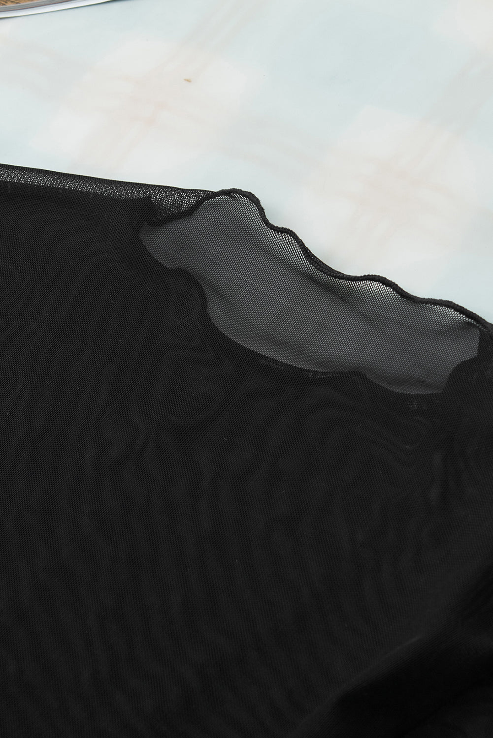 Crna majica s dugim rukavima od prozirne mrežaste tkanine uskog kroja