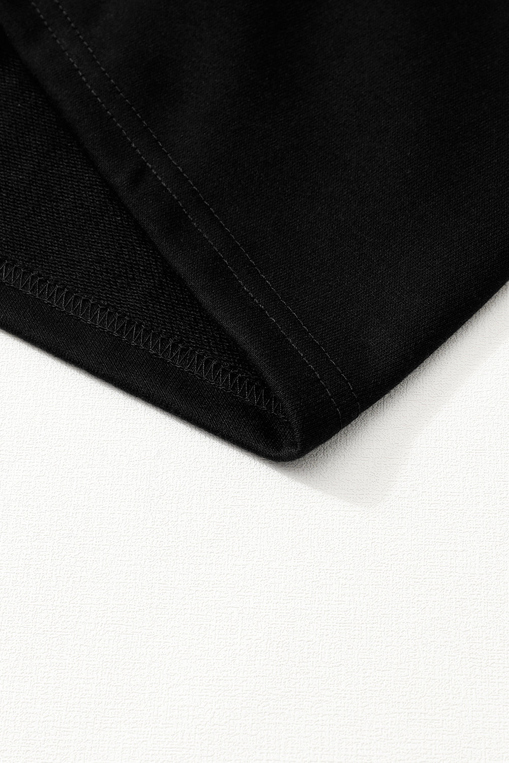 Črna enobarvna mini obleka z napihnjenimi rokavi in ​​naborki