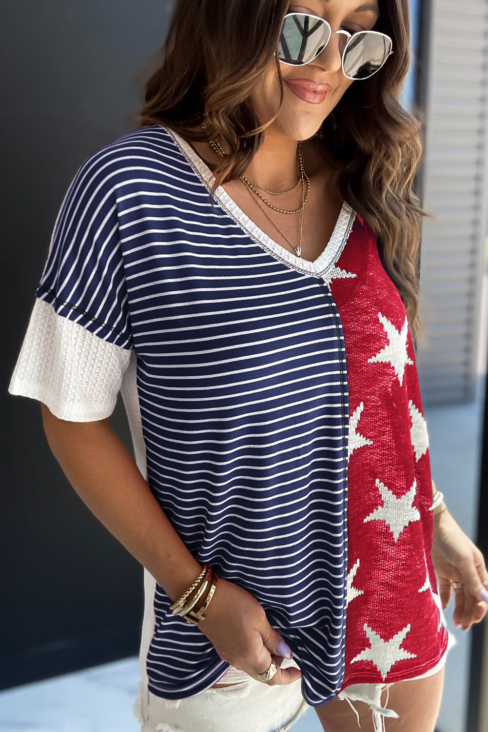 Pletena majica s kratkimi rokavi s potiskom modrih črt in zvezd
