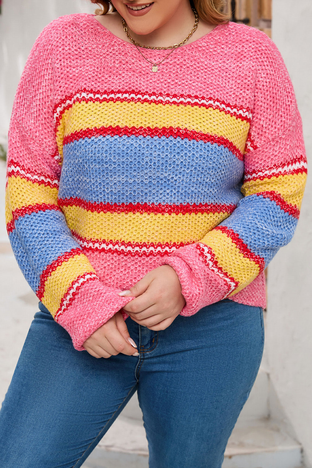 Rožnat prevelik pulover s črtami velike velikosti