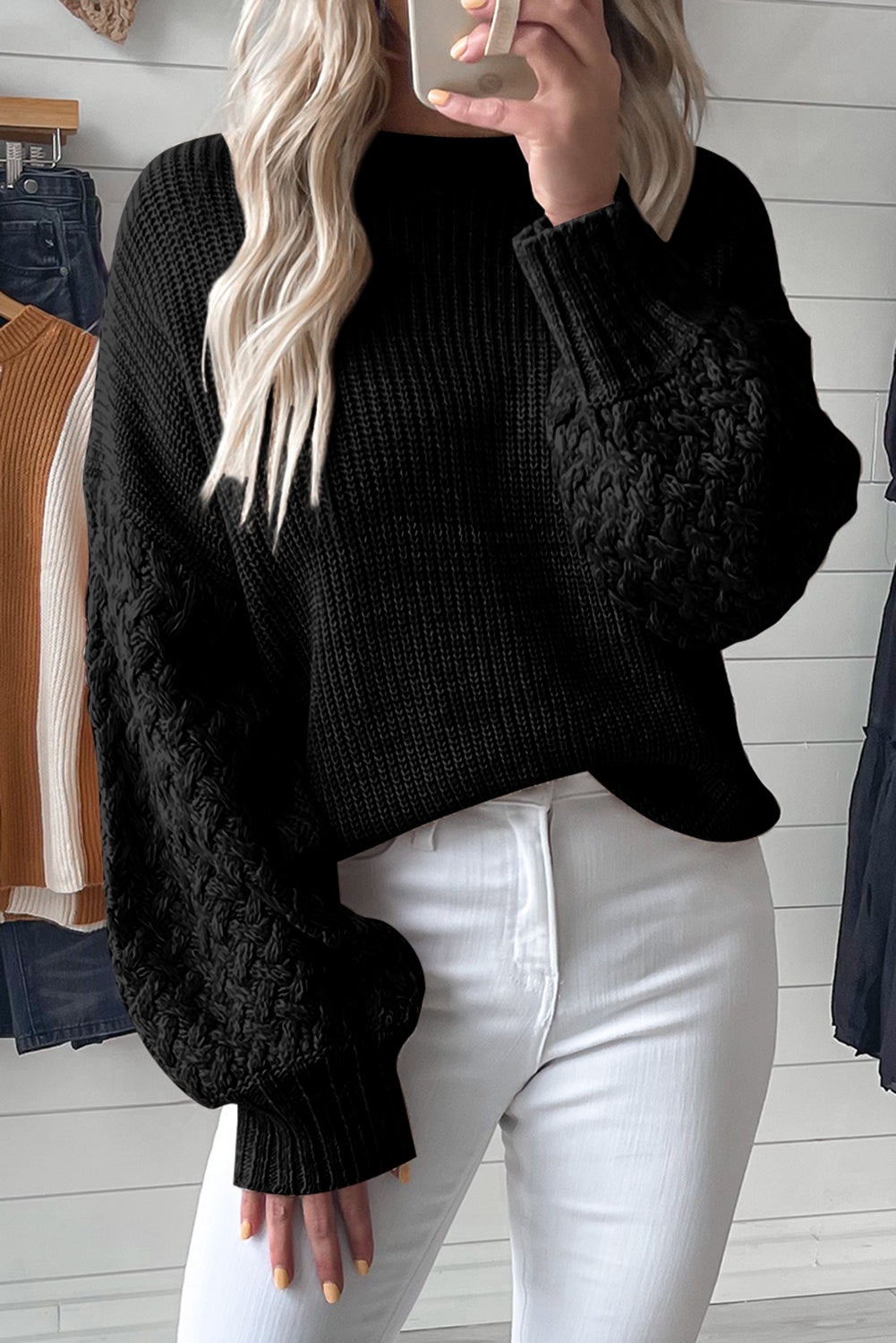 Schwarzer Pullover mit Zopfmuster und überschnittenen Schultern