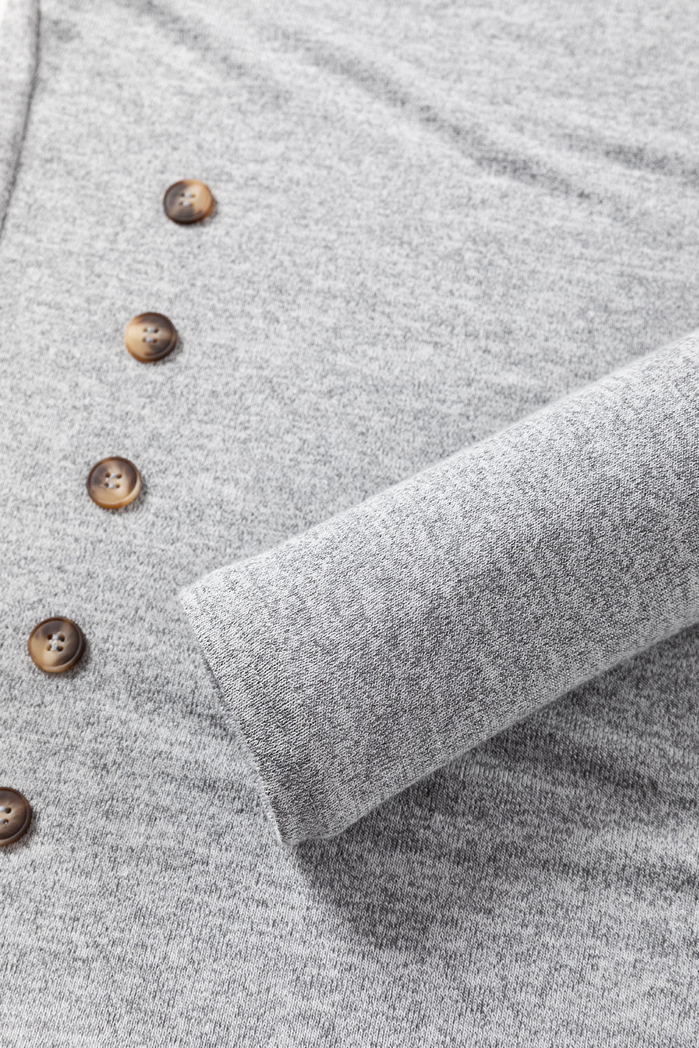 Haut en tricot gris à col rond et boutons latéraux