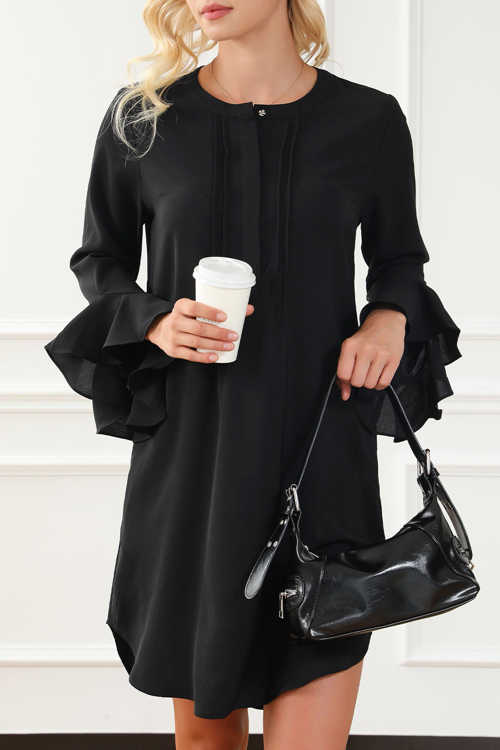Črna, enobarvna, mini prestavna obleka z volančki s prepletenimi rokavi