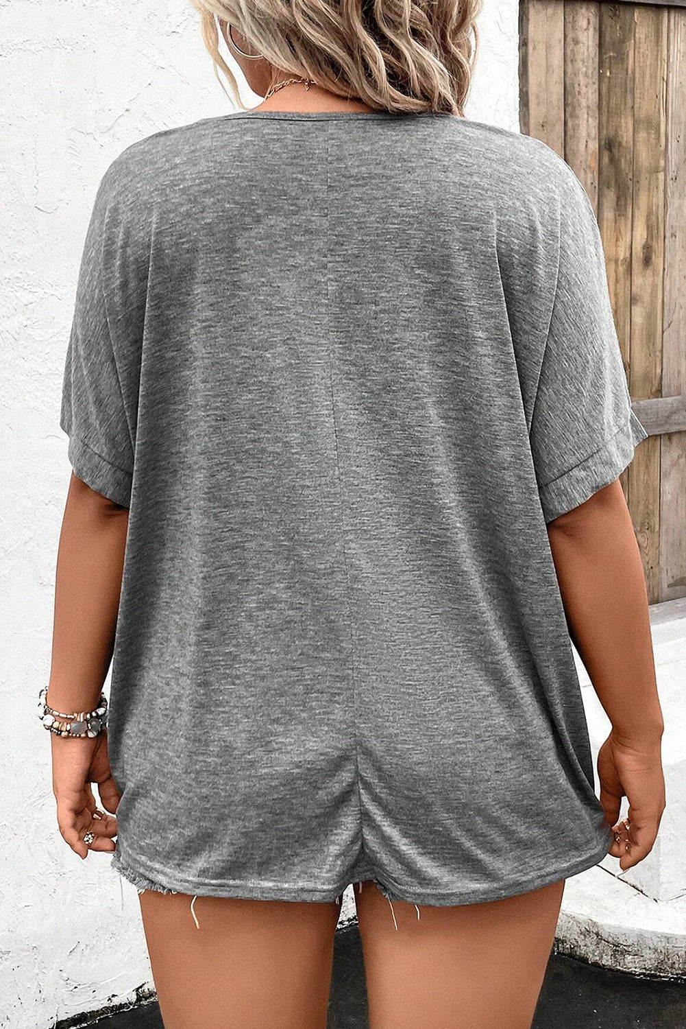 Siva majica z rokavi v obliki batwinga z gumbi in v-izrezom velike velikosti