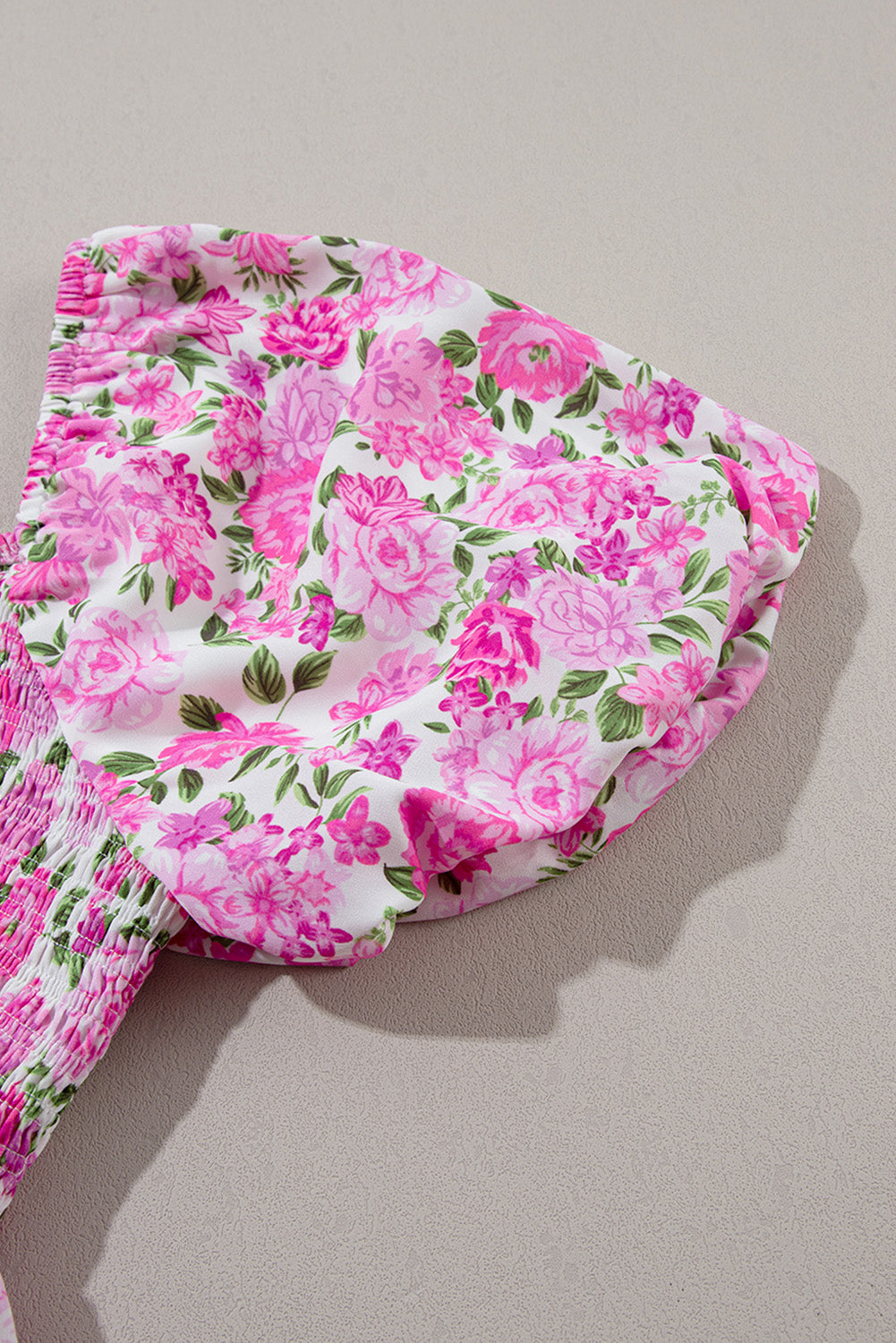 Rožnata obleka z napihnjenimi rokavi in ​​cvetličnim vzorcem velike velikosti