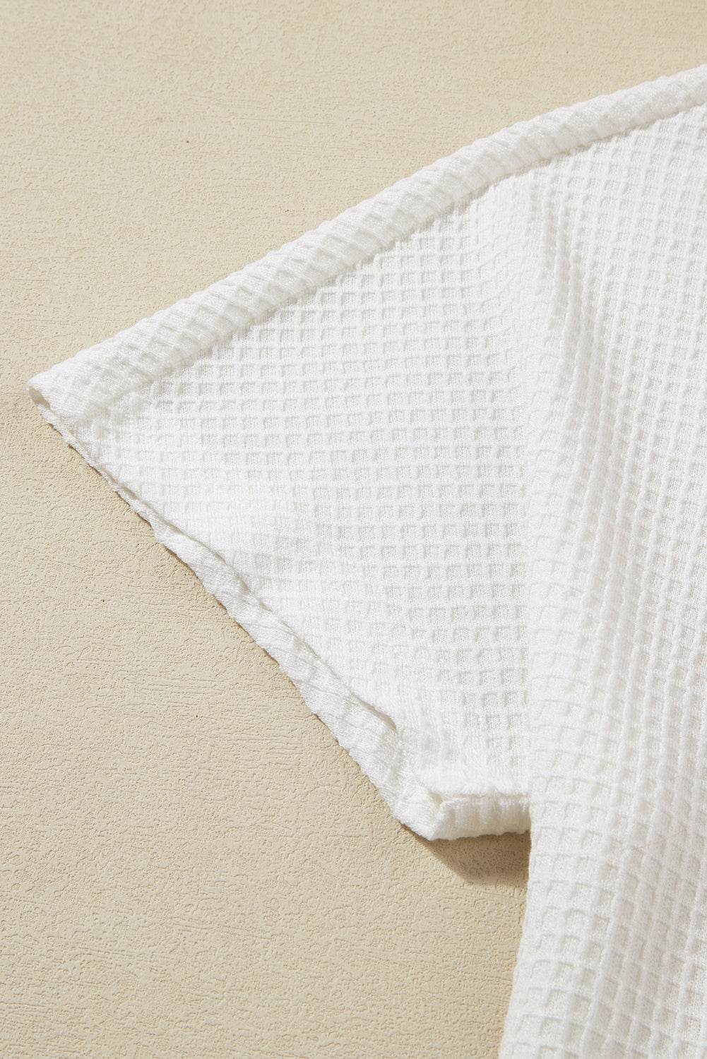 Bela majica s teksturo za prosti čas in kratke kratke hlače z vrvico