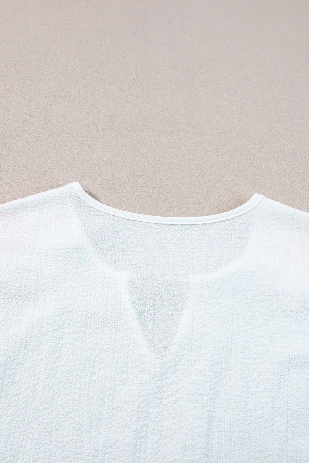 Bijela pletena heklana patchwork bluza s V izrezom s resama