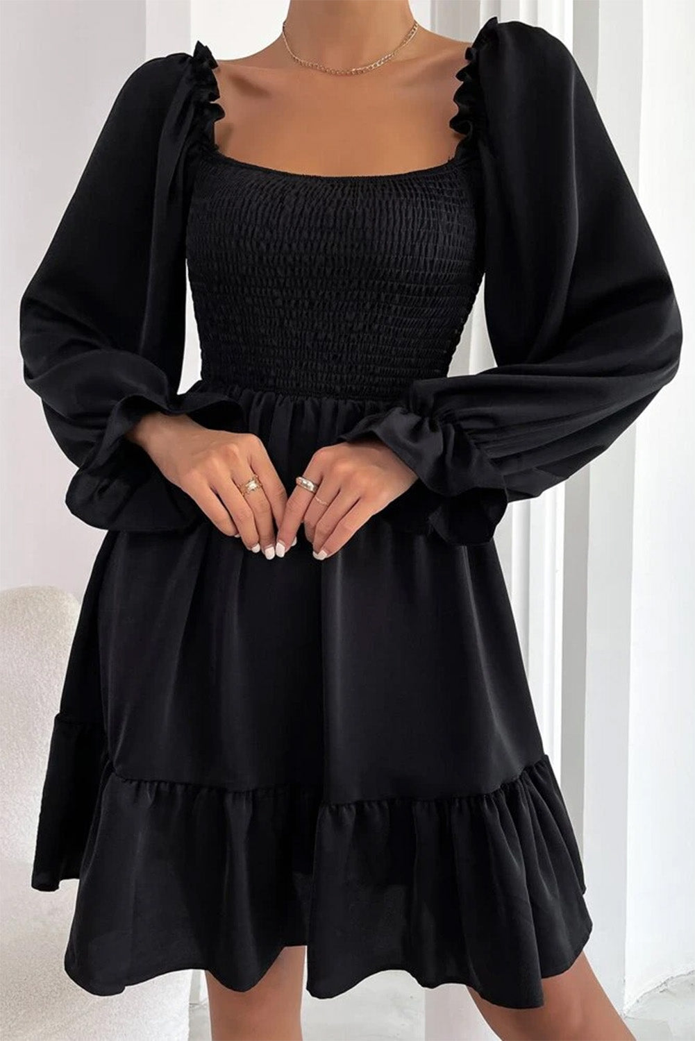 Crna mini haljina s puf rukavima i volanima
