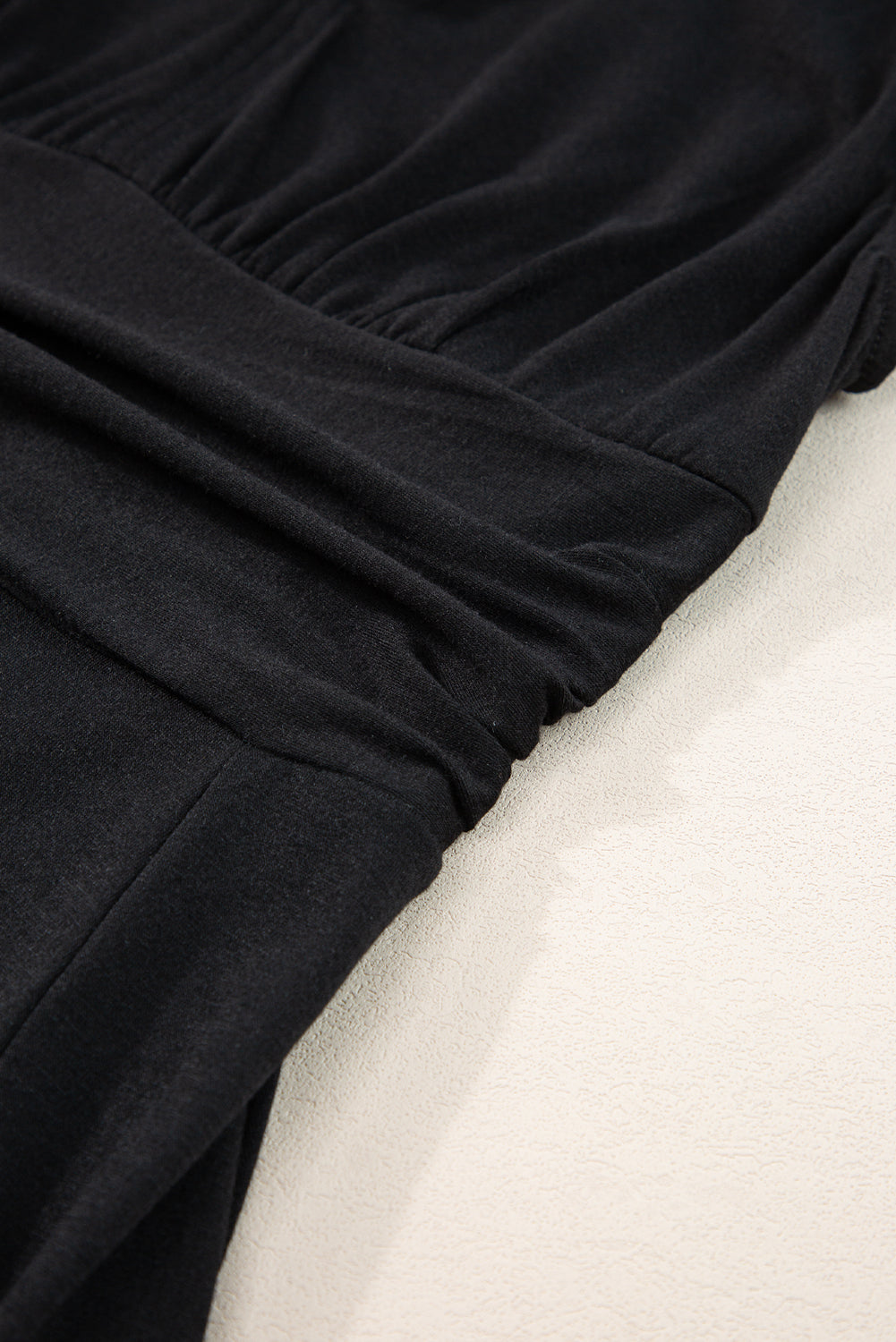 Robe longue noire froncée à manches courtes et taille haute à col en V