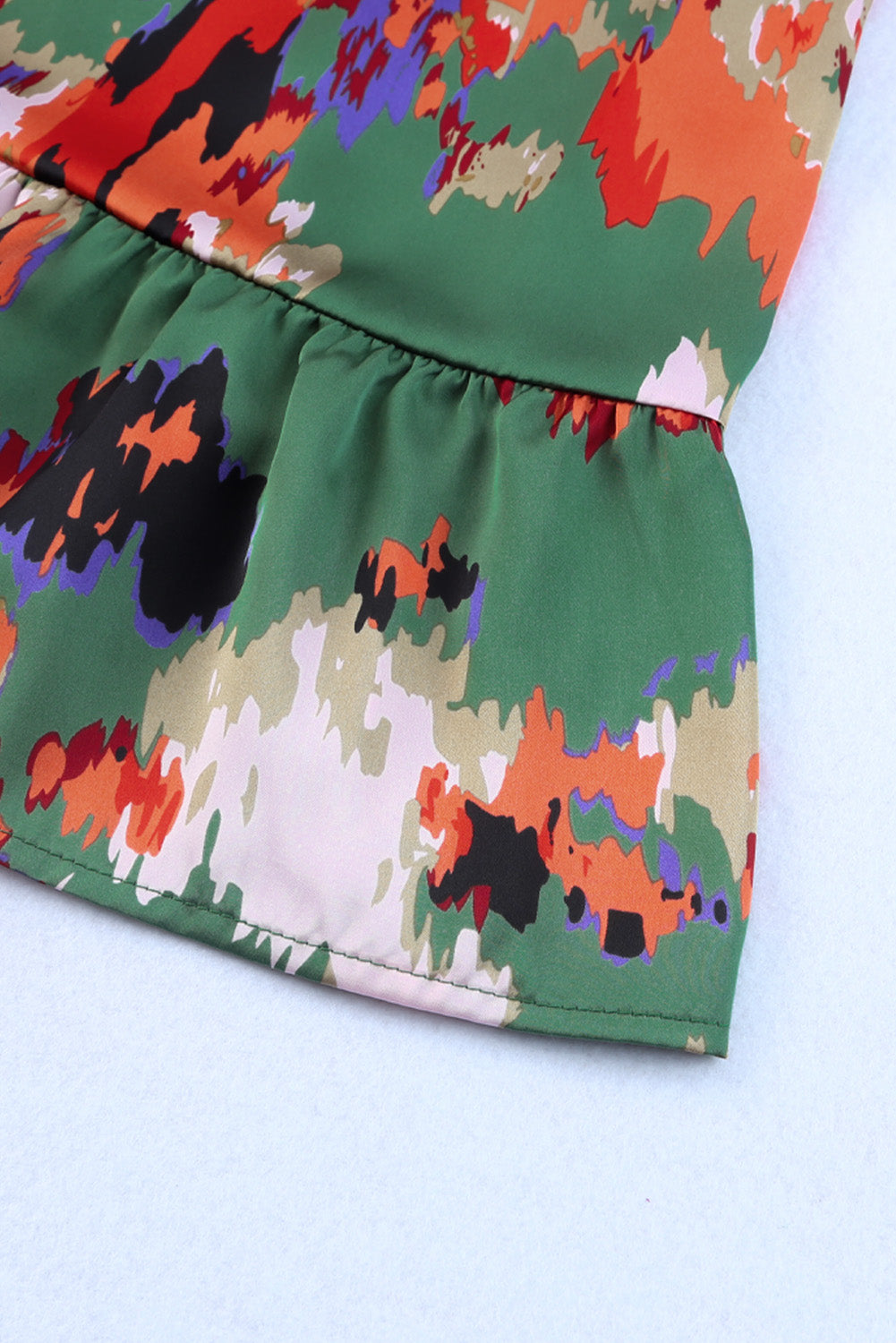 Grünes Minikleid mit abstraktem Print, Rüschen und Kordelzug und hoher Taille
