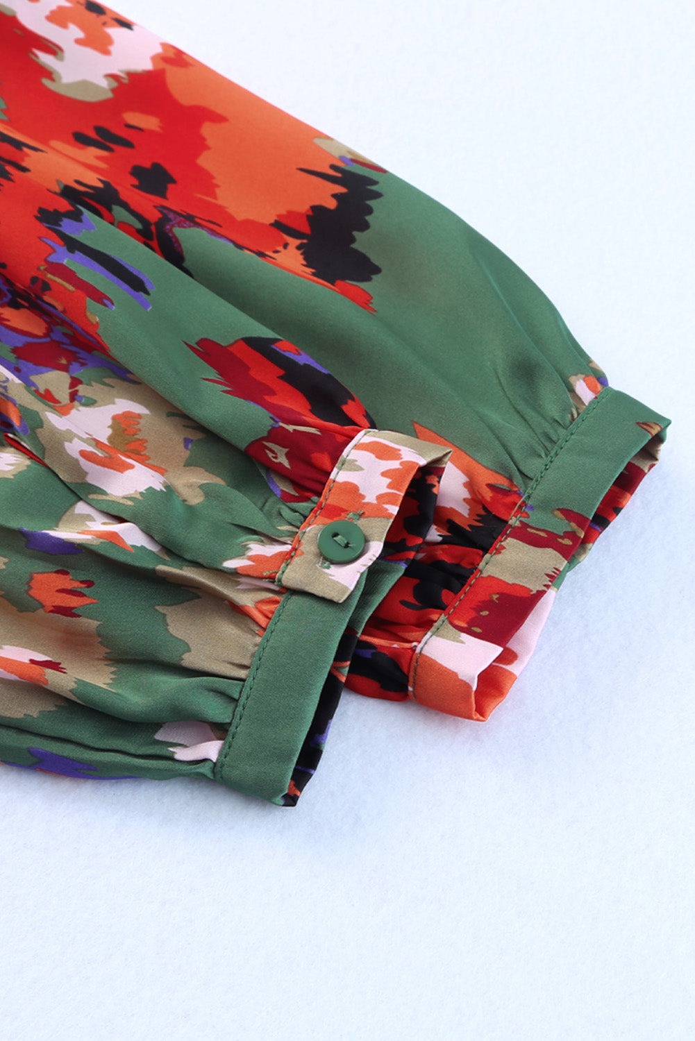 Grünes Minikleid mit abstraktem Print, Rüschen und Kordelzug und hoher Taille