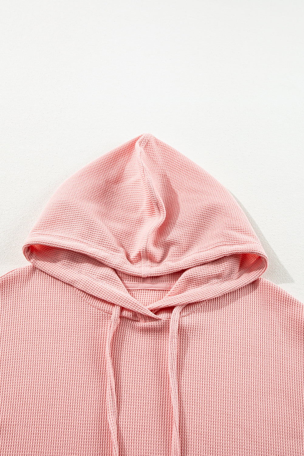 Sweat à capuche surdimensionné haut bas rose clair en tricot gaufré doublé de polaire