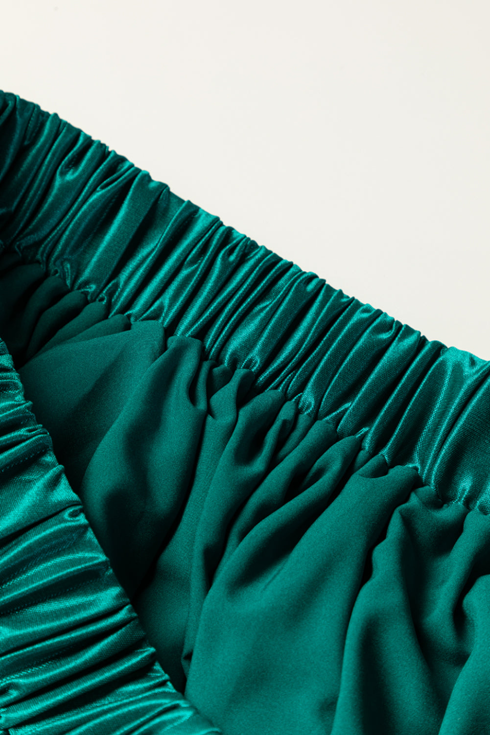 Črnkasto zeleno satenasto maxi krilo z elastiko v pasu