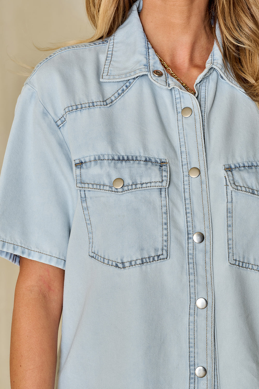 Chemise bleu brume vintage légèrement délavée avec poches à rabat et ourlet arrondi
