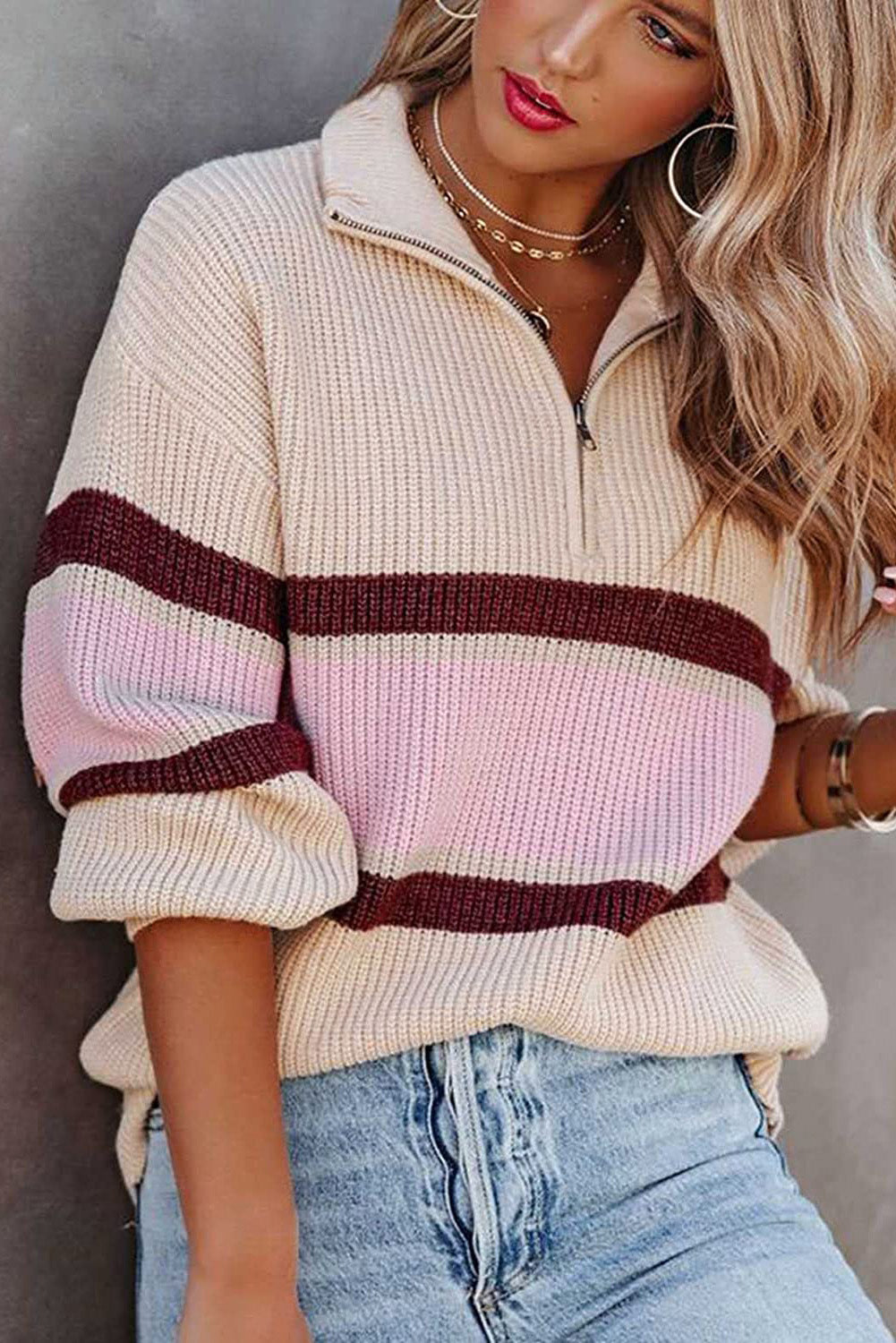 Pleten pulover z zadrgo in ovratnikom s črtami marelične barve