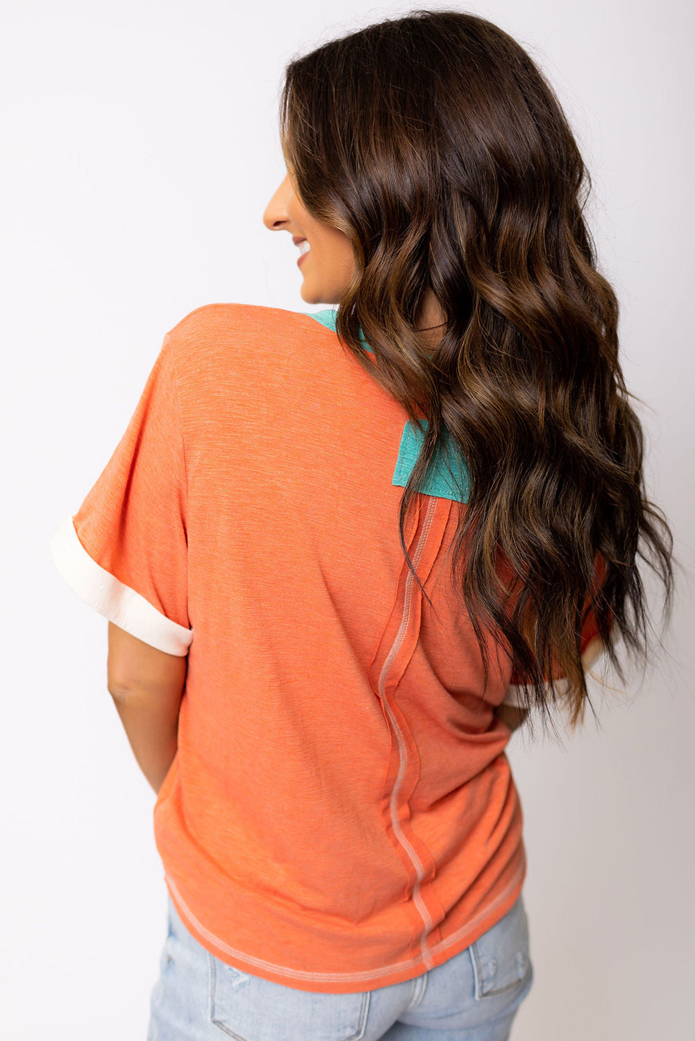 Majica s kratkimi rokavi z izpostavljenimi šivi v barvi grenivke in oranžne barve z V-izrezom