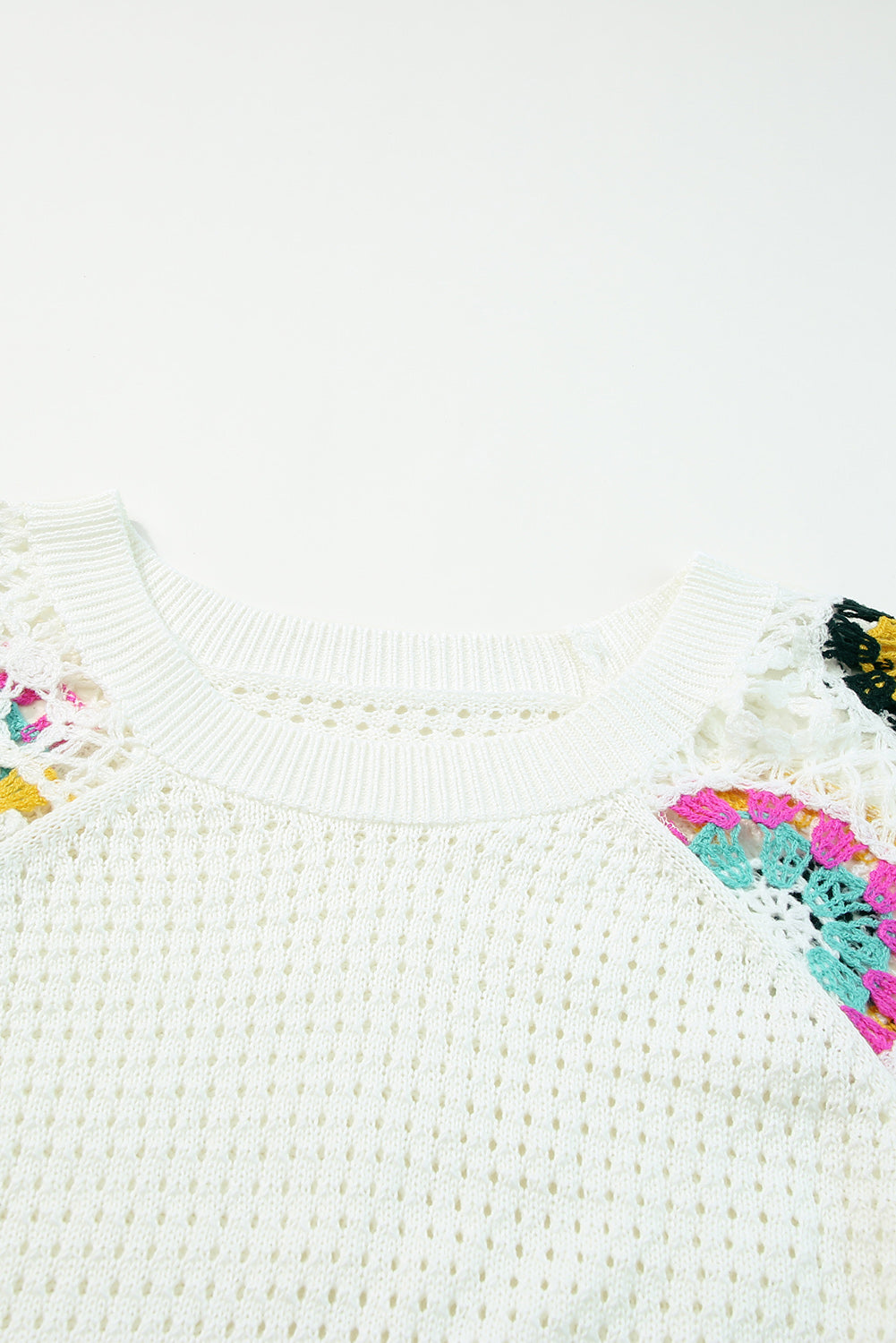 Weißer Pullover mit Häkelärmeln und Pointelle-Blumenmuster