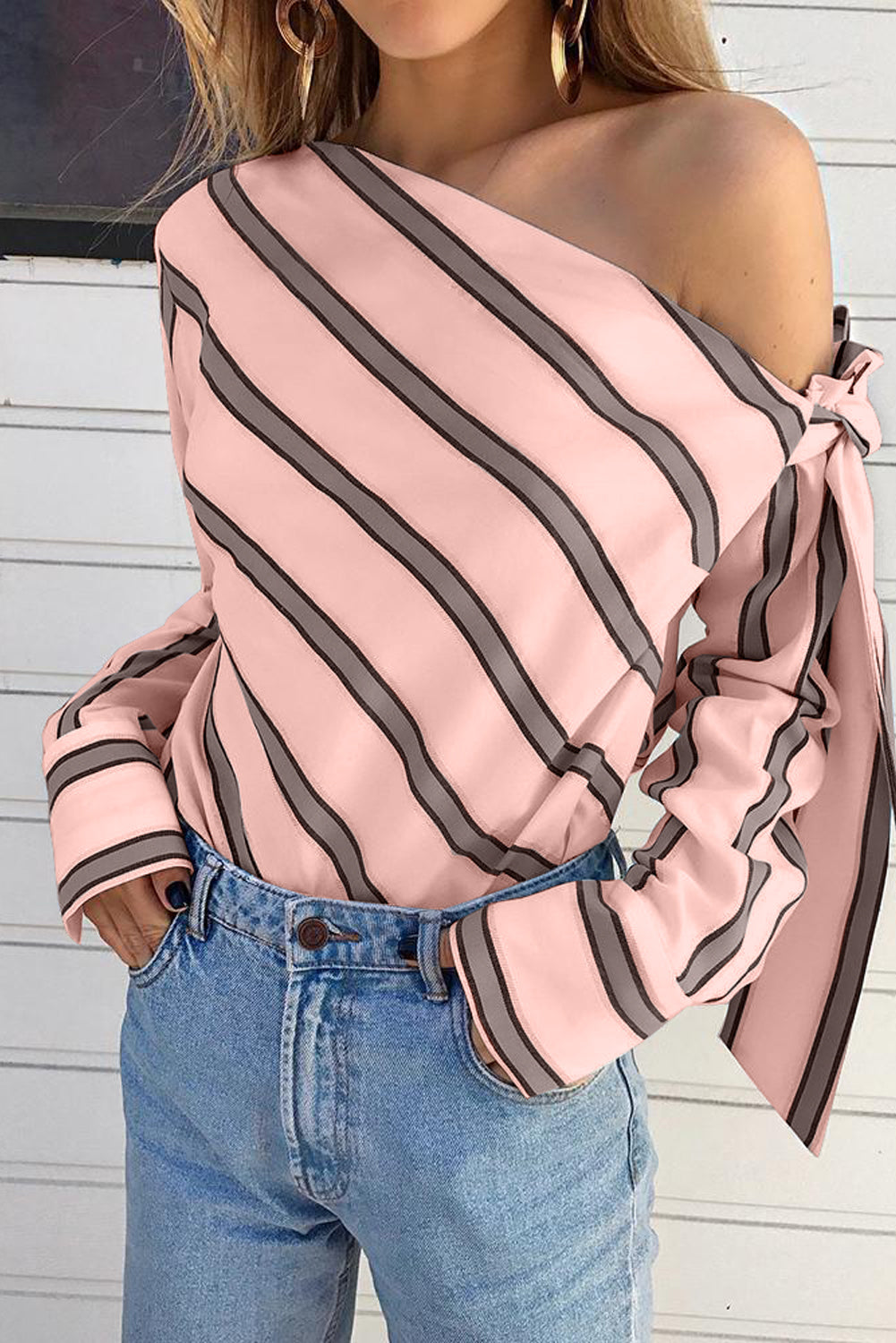 Ružičasta prugasta asimetrična bluza na vezanje na ramenima