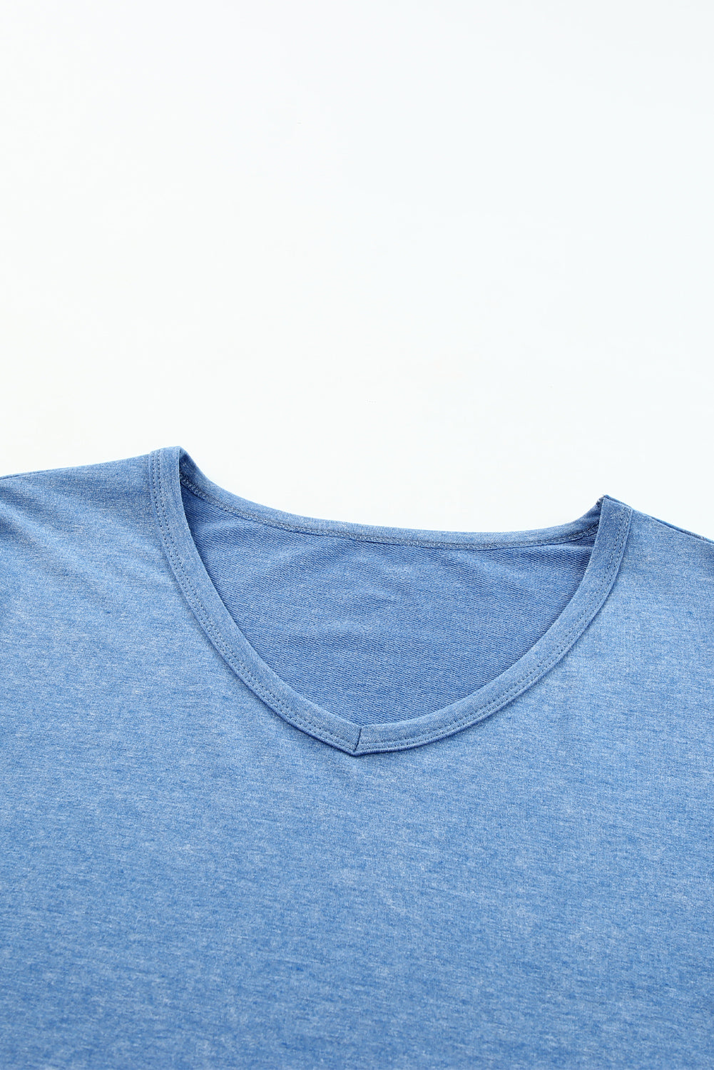 Himmelblaues, mineralgewaschenes Kurzarm-T-Shirt mit V-Ausschnitt