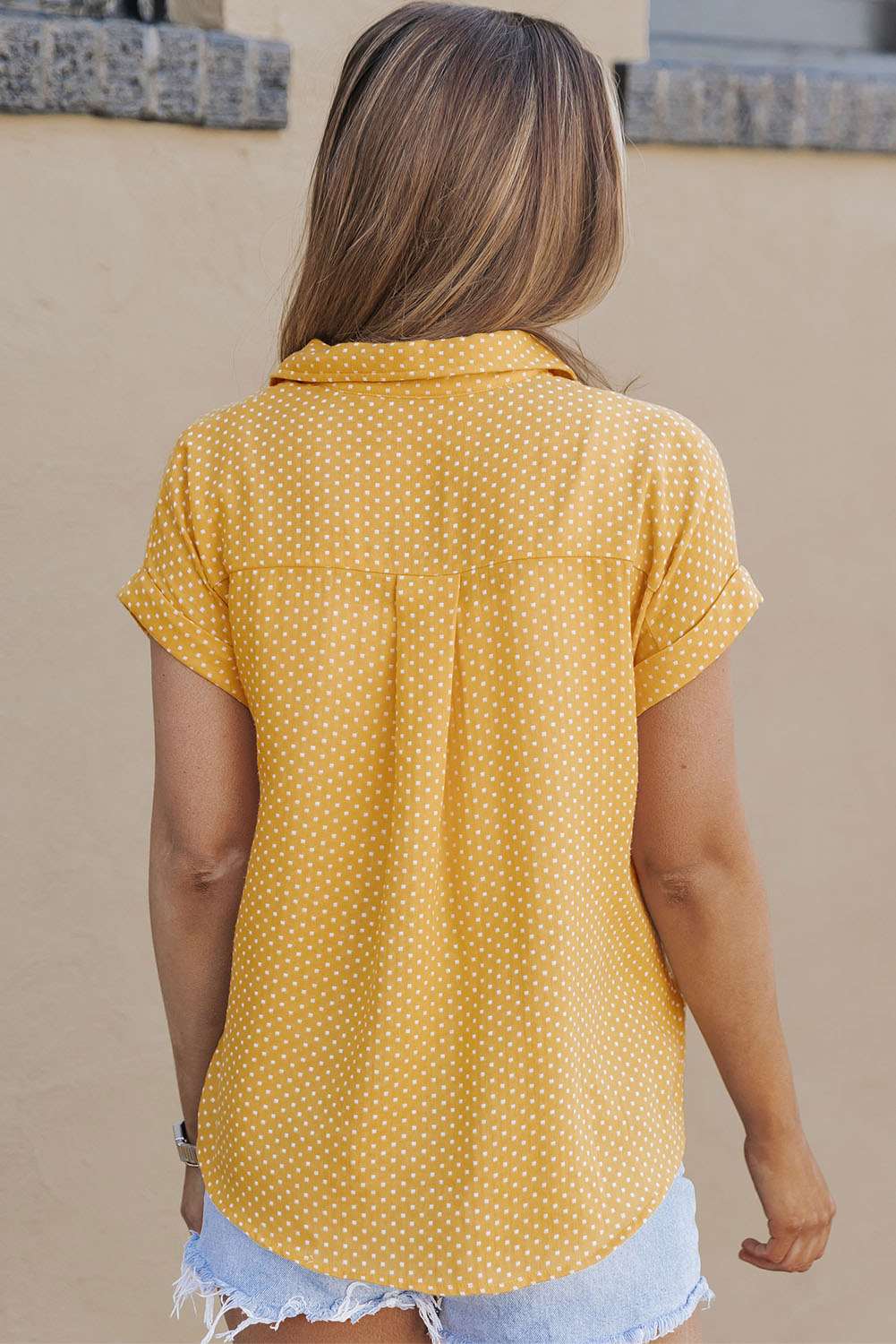 Žuta zarolana majica kratkih rukava s točkicama