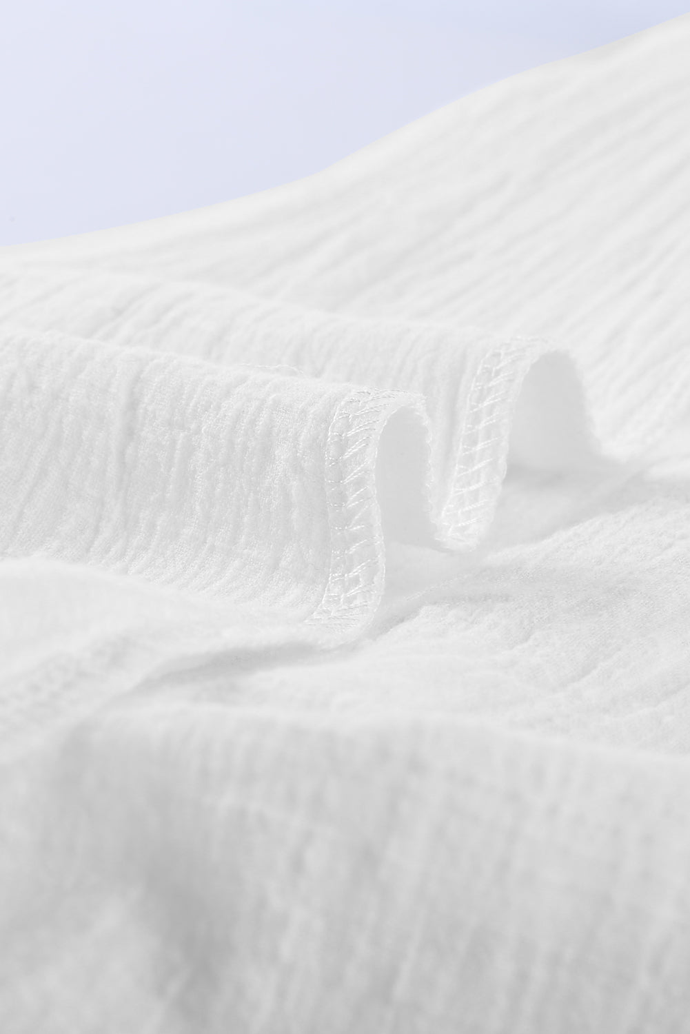 Enobarvna osnovna bela srajca s teksturo