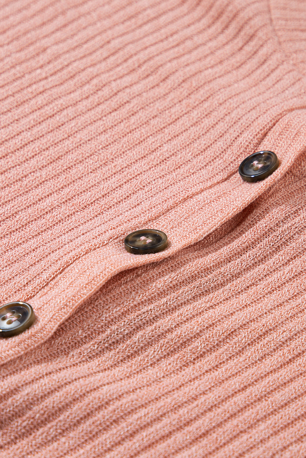 Rosébraunes Henley-Strickoberteil mit Rippstruktur