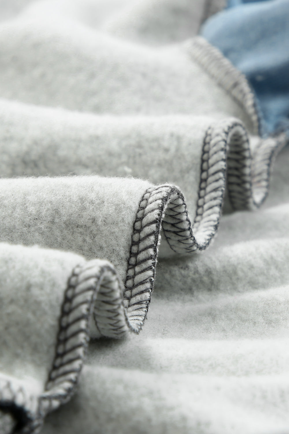 Sweat-shirt gris à manches longues et blocs de couleurs