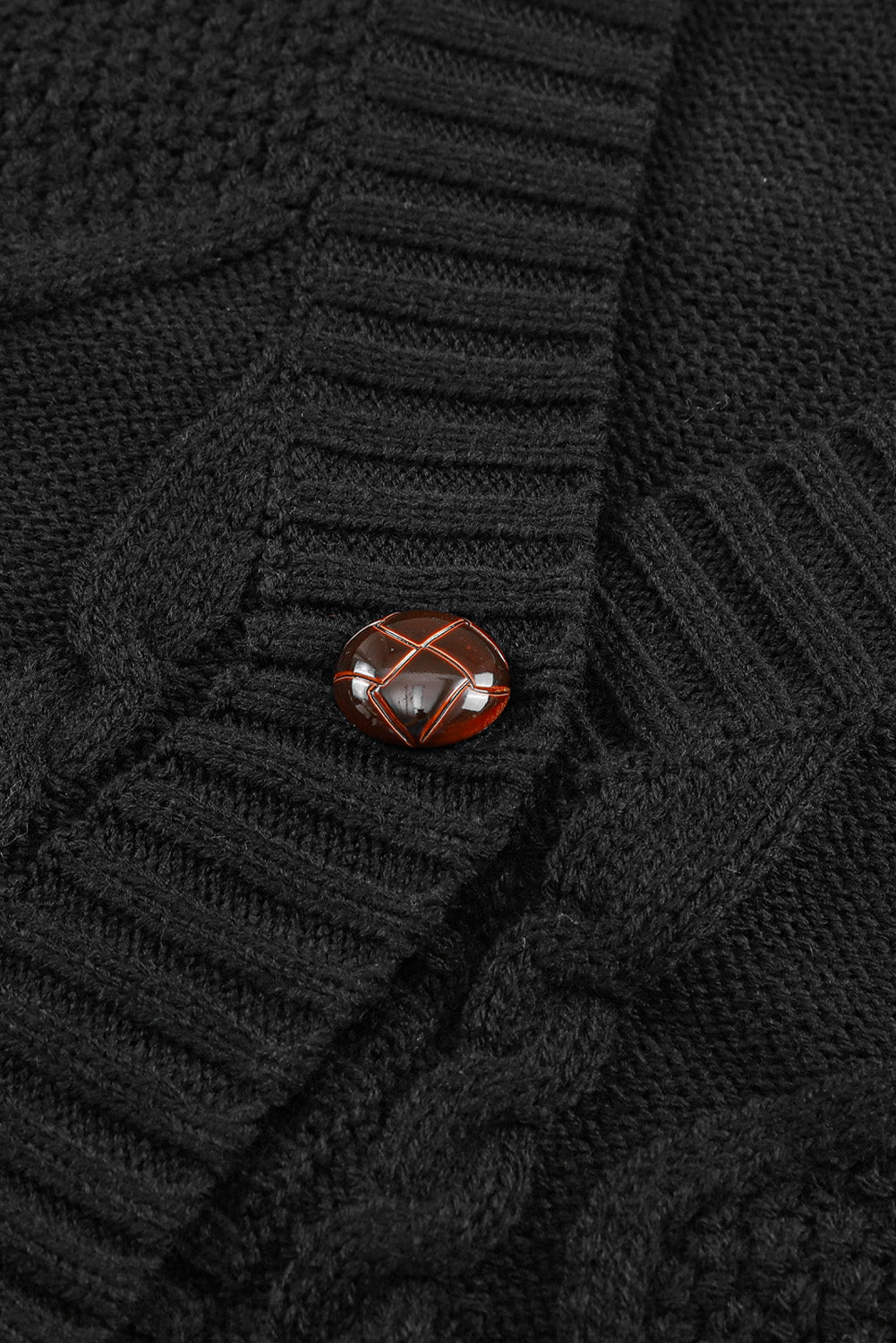 Crni kardigan s prednjim džepovima i gumbima s teksturom
