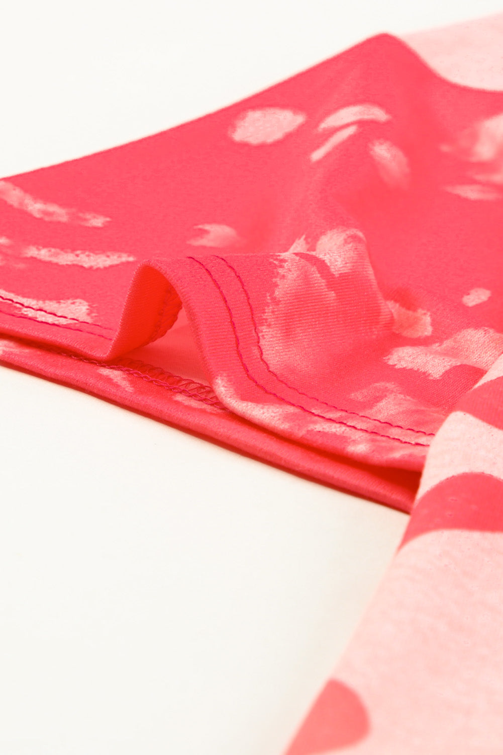 T-shirt Boyfriend blanchi léopard rose avec trous