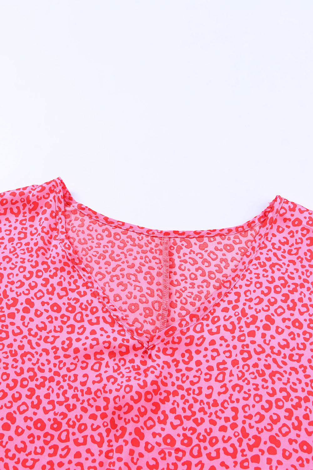 Top oversize con scollo a V a mezza manica e stampa leopardata rosa