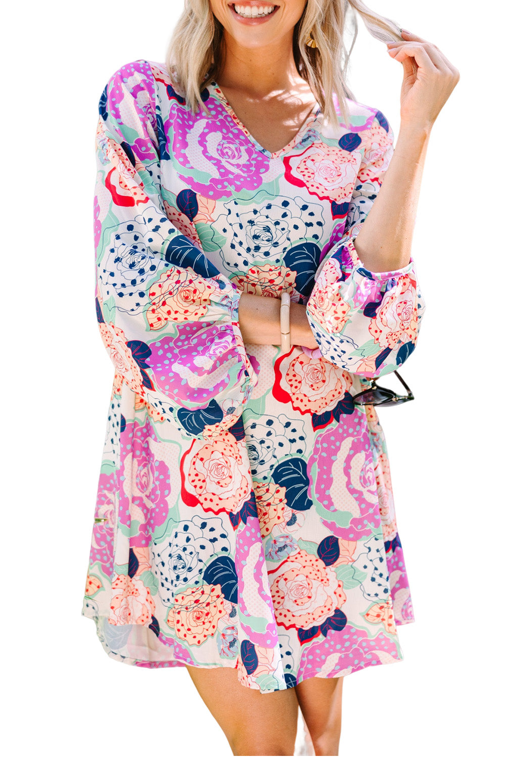 Višebojna narukvica, haljina s mjehurićima i cvjetnim printom