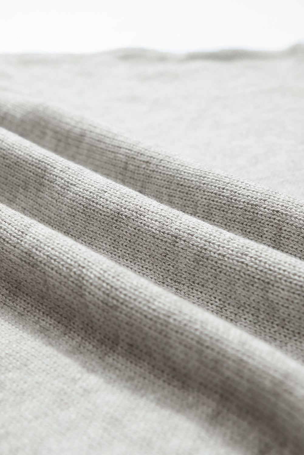 Siv pulover z vdolbeno čipko in v-izrezom velike velikosti