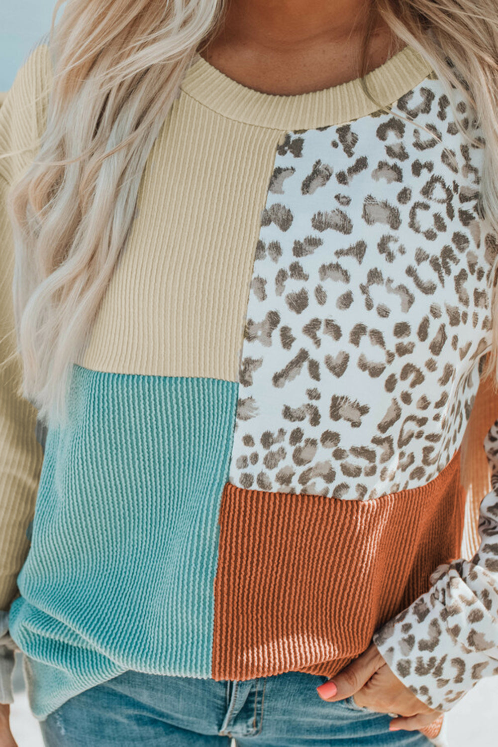 Rebrasta majica z dolgimi rokavi v barvah kaki leopard patchwork