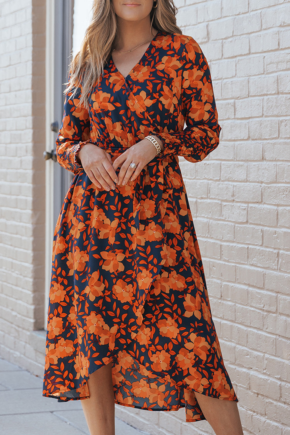 Narančasta haljina s remenom s umjetnim omotom s cvjetnim uzorkom