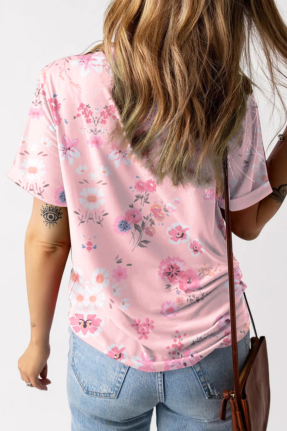 Ružičasta majica s cvjetnim printom s V izrezom