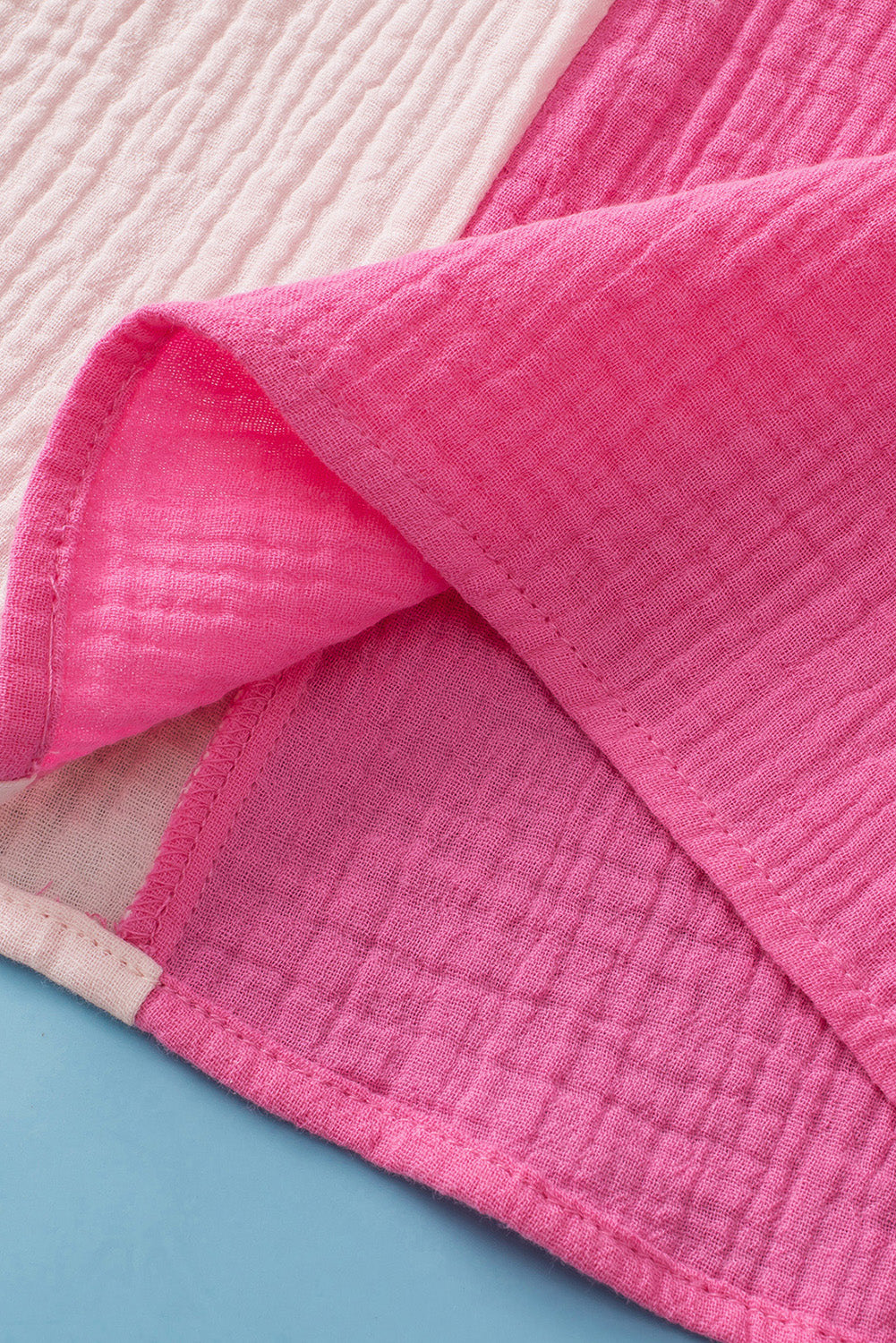Rožnata teksturirana bluza z naboranimi rokavi v več stopnjah