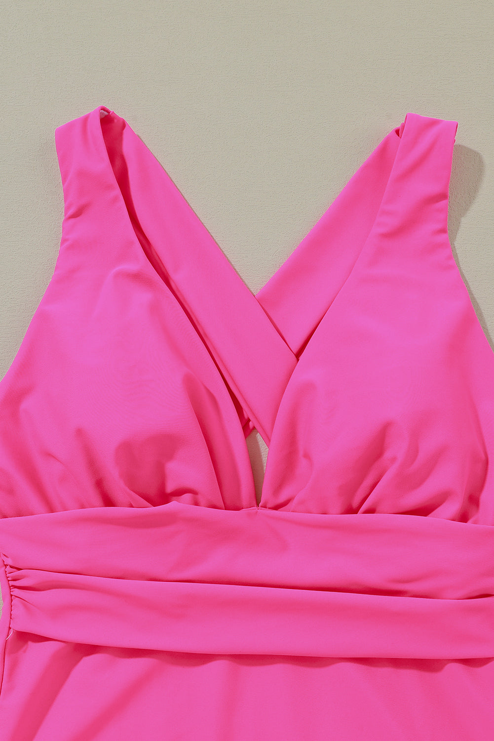 Monokini a taglio alto con volant incrociato sulla schiena e scollo a V profondo rosso rosa