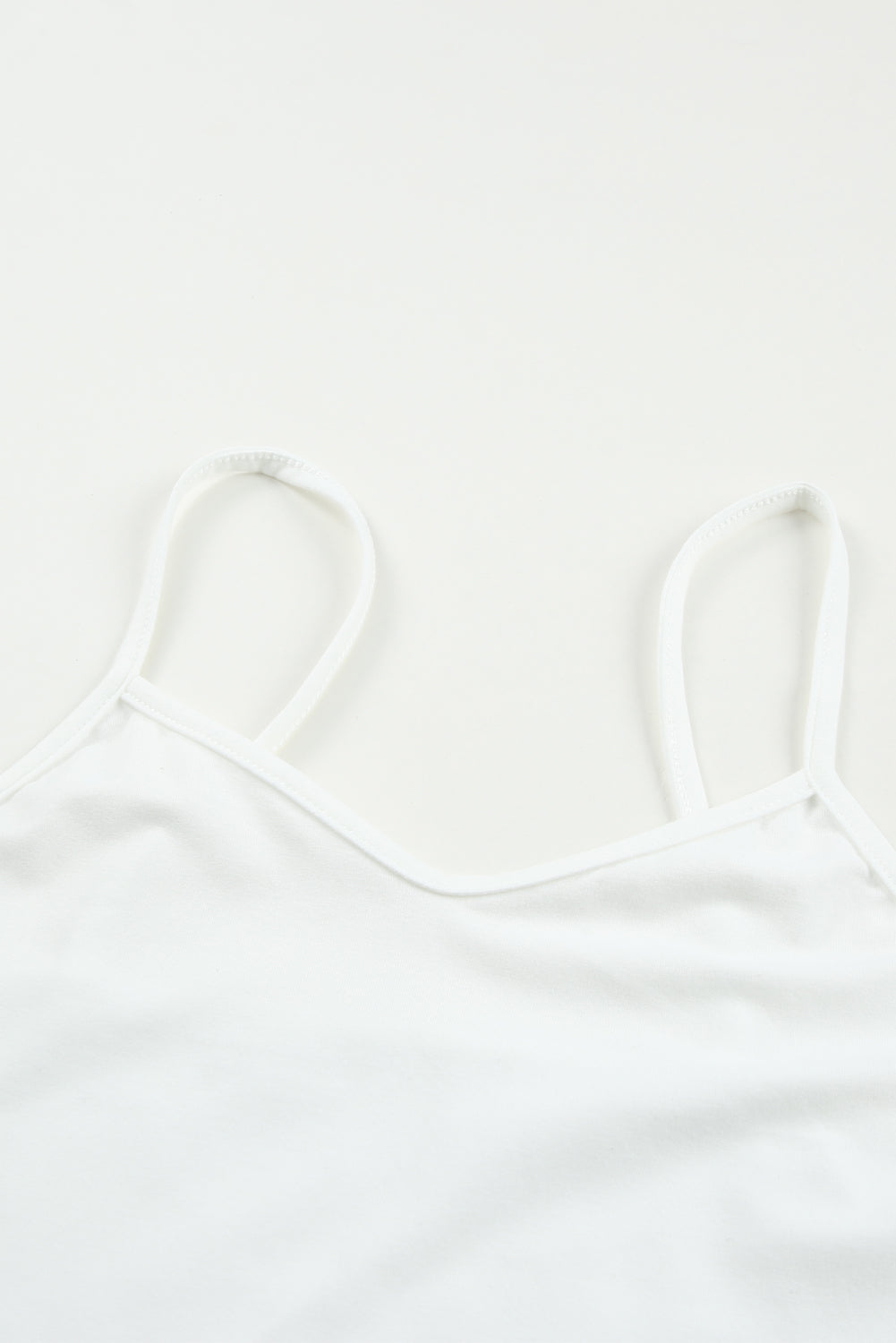 Weißes Hemd mit ausgehöhltem Umlegekragen aus Häkelspitze