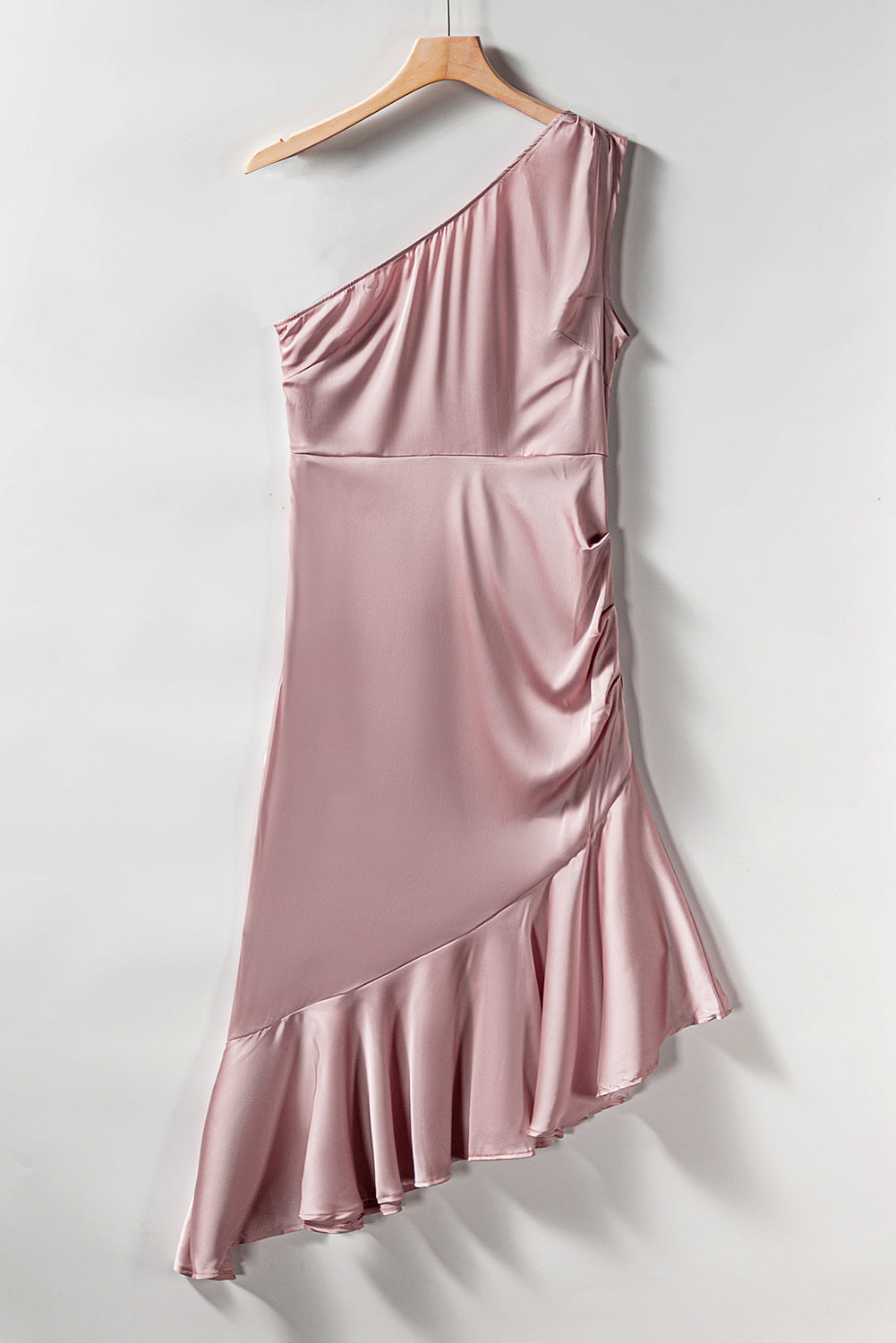 Ružičasta asimetrična koktel haljina na jedno rame s volanima