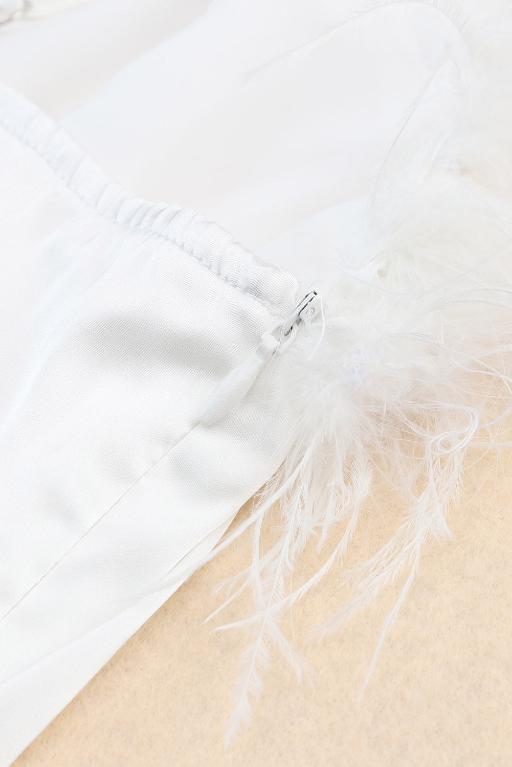 Bijela pahuljasta mini haljina bez naramenica s ukrasima od perja