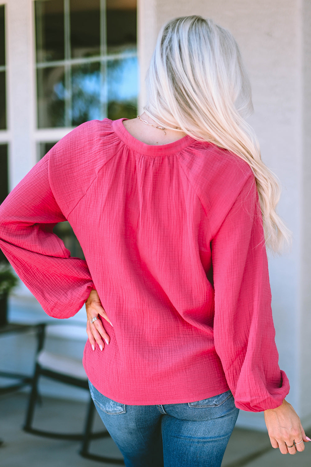 Rosefarbene Crinkle-Bluse mit geteiltem Ausschnitt und Puffärmeln