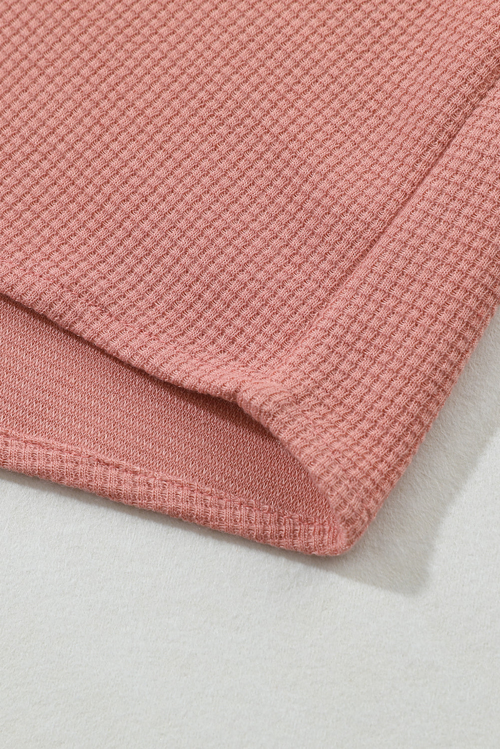 Rožnata pletena žepka z naborki