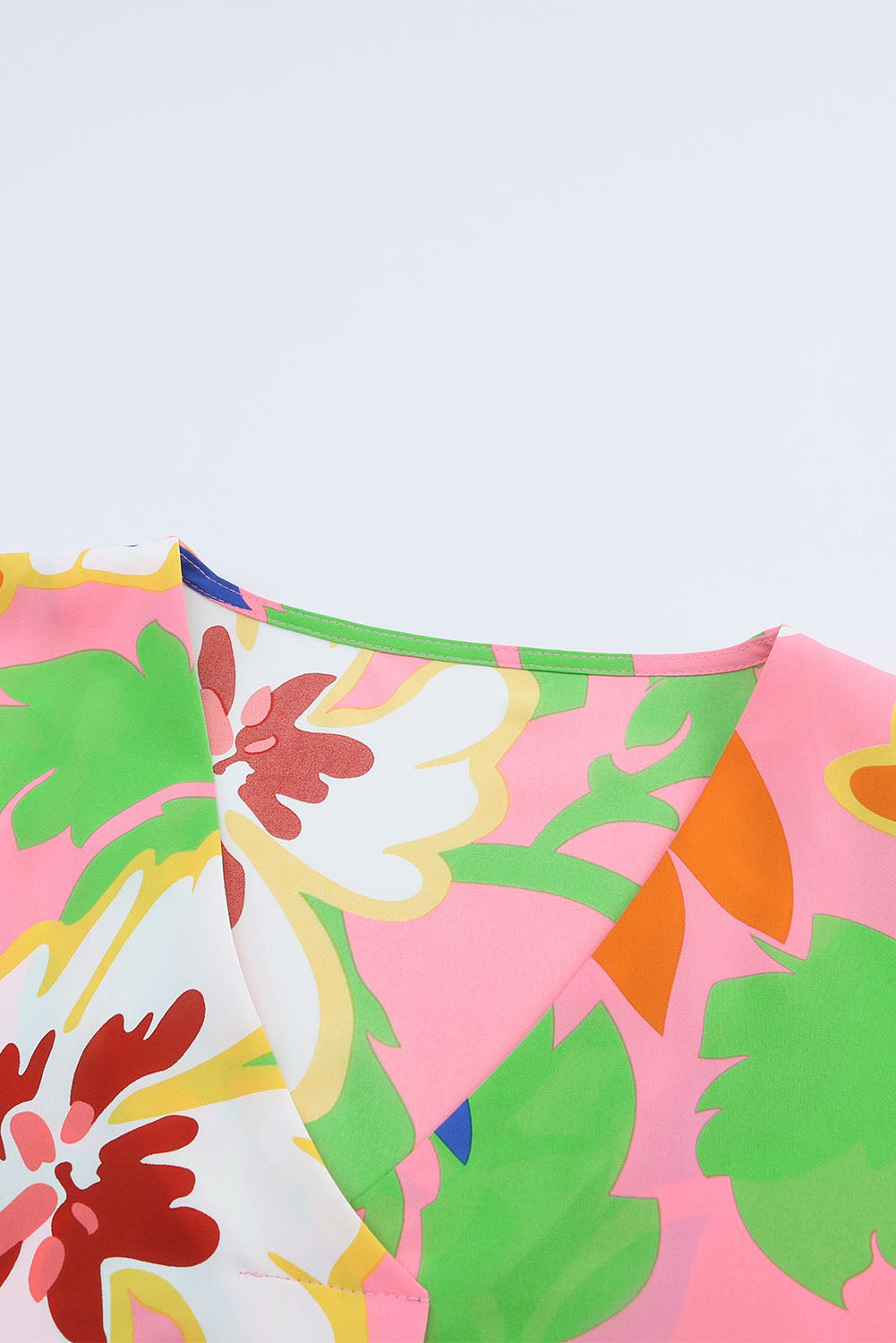Ružičasta bluza-tunika s V izrezom široka kroja s cvjetnim printom