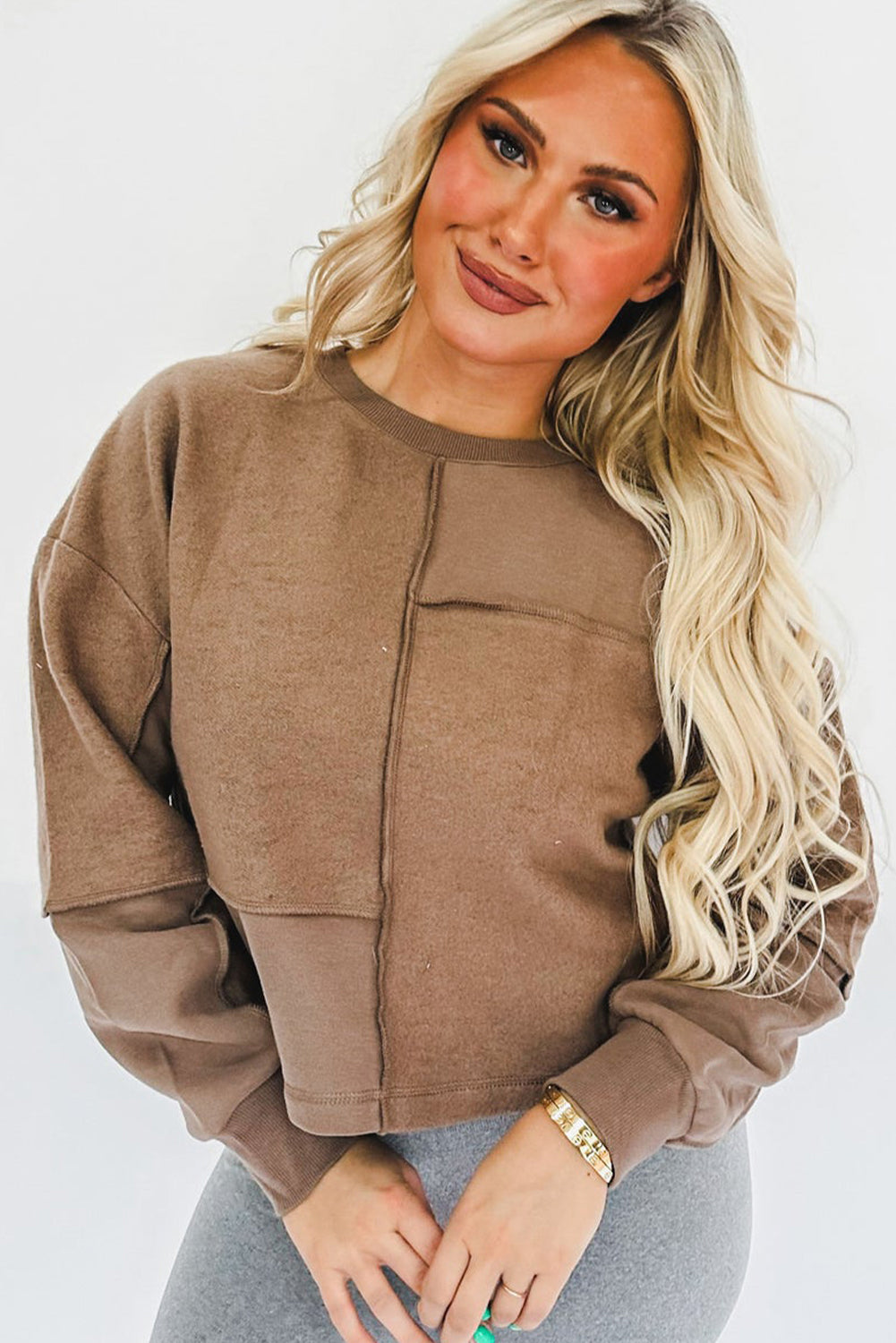 Enobarvni pulover z izpostavljenimi šivi v kavni barvi