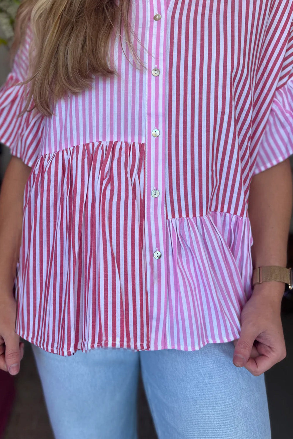 Ružičasta prugasta košulja s kopčanjem i naboranim porubom