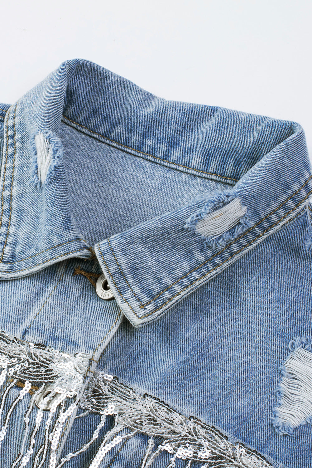 Himmelblaue Jeansjacke im Used-Look mit Pailletten und Fransen