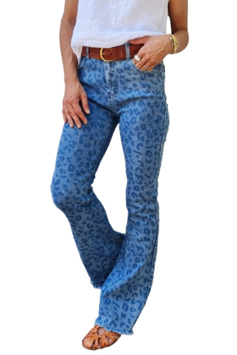 Jeans svasati a vita alta con stampa leopardata blu cielo e orlo grezzo